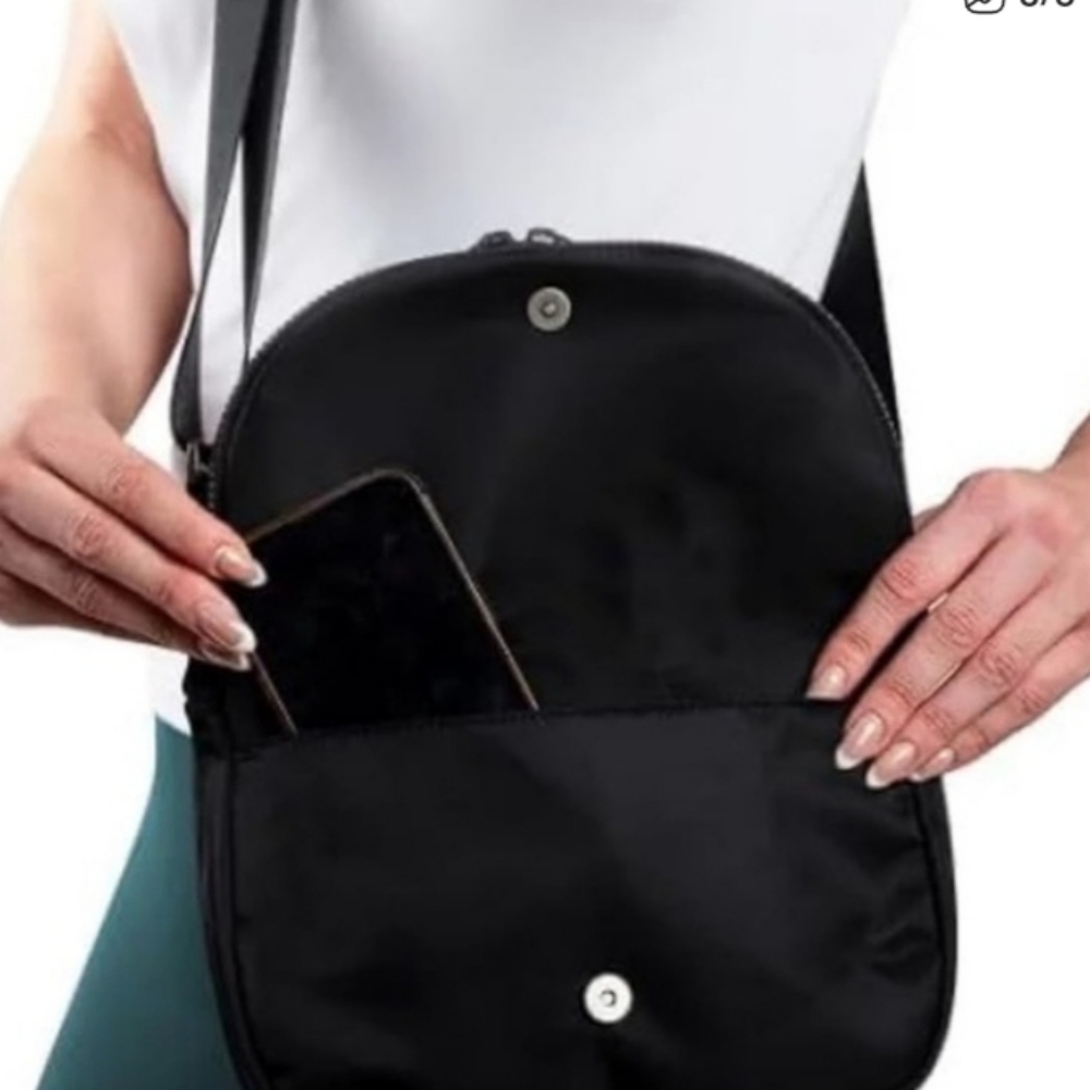SOLD!Lole Nylon Black Crossbody Bag Adjustable Strap Unisex NWOT - Picture 2 of 12
